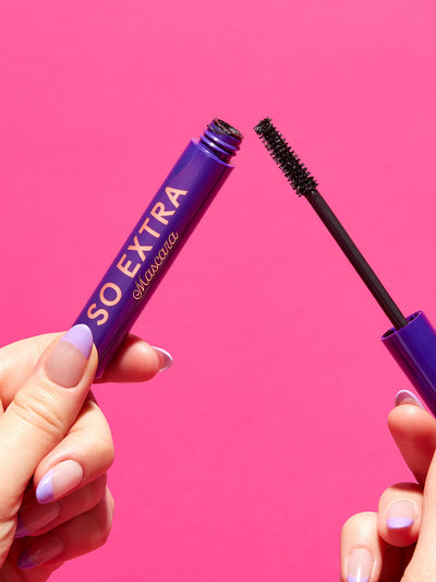 close up of models hand holding so extra volumizing mascara